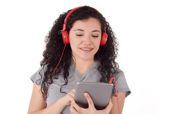 Ung Vacker Kvinna Lyssna Musik Med Hennes Tablett Inomhus Isolerade — Stockfoto