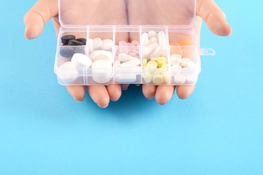 Mavi adam tıp kutu hap ile gösterilen El yakın çekim