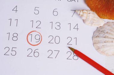 Yaz plaj aksesuarları ile yaz takvim programı. Tatil kavramı.