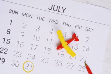 Yaz takvim programı, oyuncak uçak ile. Seyahat, turizm, tatil kavramı.