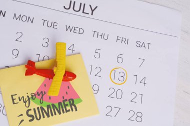 Yaz takvim programı, oyuncak uçak ile. Seyahat, turizm, tatil kavramı.