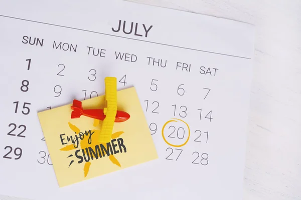 Calendario Verano Con Avión Juguete Viajes Turismo Concepto Vacaciones — Foto de Stock