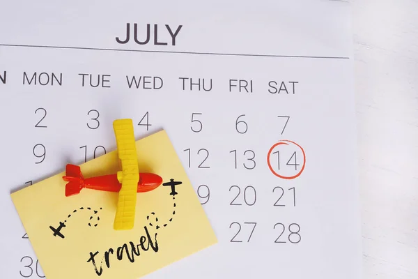 Kalender Zomerplanning Met Speelgoed Vliegtuig Reizen Toerisme Vakantie Concept — Stockfoto