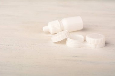 Objektif çözüm ve durum tablo ile şişe.