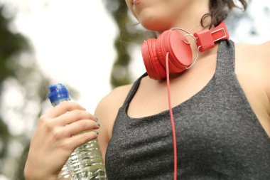 Egzersiz yaptıktan sonra su tutan sporcumuz görünümünü kapatın. Açık havada