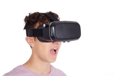 Neşeli genç çocuk VR gözlük kullanma. Sanal gerçeklik kavramı. Beyaz arka plan üzerinde izole
