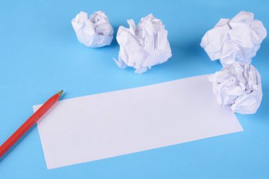 Boş kağıt buruşuk kağıt topları üzerinde ışık mavi arka plan ile. Uzay kopyalayın. Beyin fırtınası kavramı