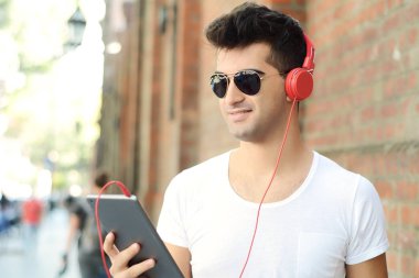 Latin delikanlı tablet Street, dokunmadan.