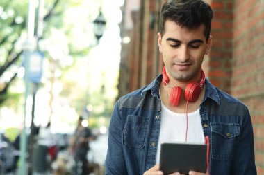 Latin delikanlı tablet Street, dokunmadan.