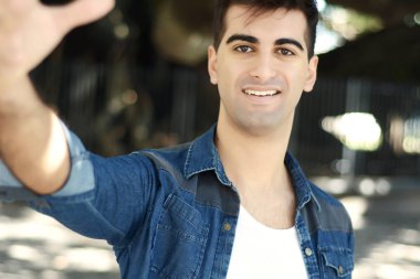 Bir selfie alarak latin delikanlı. Teknoloji kavramı.