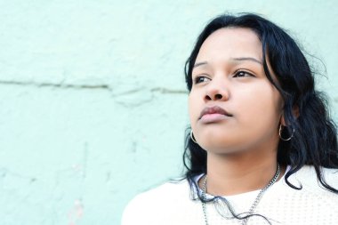 Graffiti duvar karşı genç güzel kadın portresi. Açık havada. Kentsel kavramı.