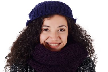 Kış, sıcak giysiler giyen dondurucu bir kadın portresi. beyaz bir arka plan üzerinde izole.