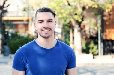 Genç latin adam portresi. Kentsel sahne. Açık havada.