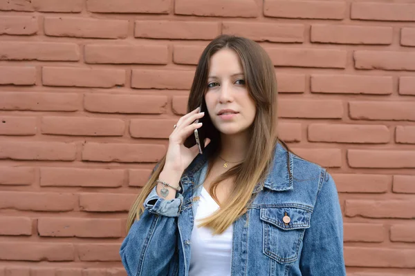 Genç Latin Kadın Cep Telefonu Üzerinde Söz Portresi Açık Havada — Stok fotoğraf