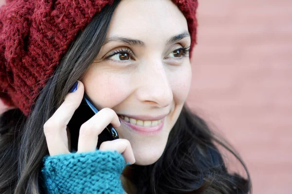 Porträtt Ung Latin Kvinna Talar Hennes Mobiltelefon Utomhus — Stockfoto