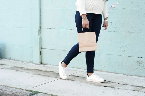 Female Hands Holding Shopping Bag Outdoors Woman Shopping Consumerism Lifestyle — Stock Photo, Image