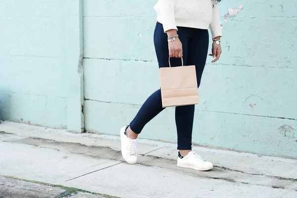 Manos Femeninas Sosteniendo Bolsa Compras Aire Libre Mujer Compras Concepto — Foto de Stock