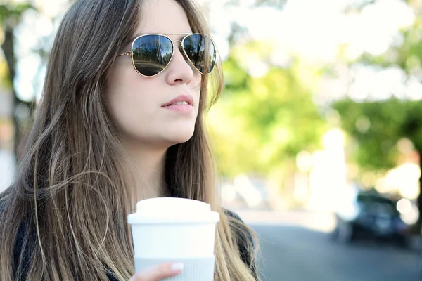 Ritratto Bella Donna Che Tiene Una Tazza Caffè Carta Strada — Foto Stock