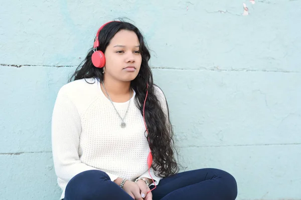 Joven Hermosa Mujer Escuchando Música Aire Libre — Foto de Stock