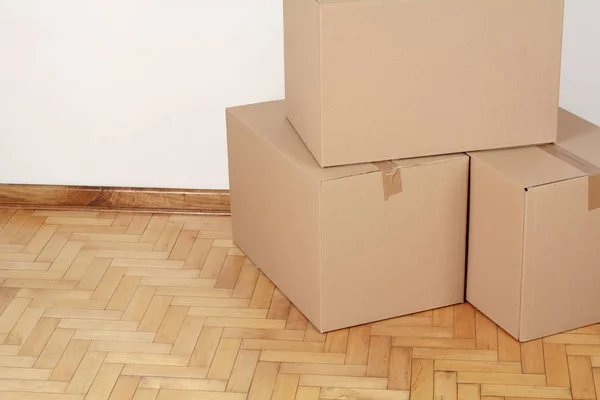 Montón Cajas Cartón Habitación Vacía Con Espacio Para Copias Mover — Foto de Stock
