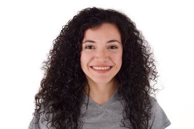 Bir stüdyoda çekici genç latin kadın portresi. İzole beyaz arka plan.