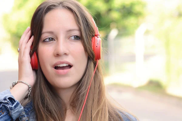 Mladá Krásná Žena Poslouchá Hudbu Venku — Stock fotografie