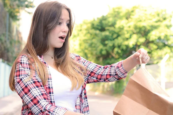 年轻漂亮的女人白色惊喜的脸拿着购物袋在户外 消费主义与生活方式概念 — 图库照片