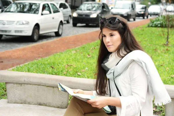 Giovane Ragazza Turistica Premurosa Abiti Caldi Con Mappa Nelle Sue — Foto Stock