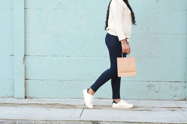 Manos Femeninas Sosteniendo Bolsa Compras Aire Libre Mujer Compras Concepto — Foto de Stock