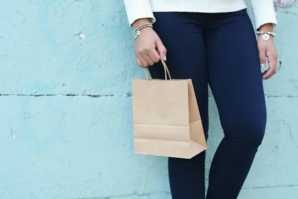 女性手拿着购物袋在户外 女人在购物 消费主义与生活方式概念 — 图库照片
