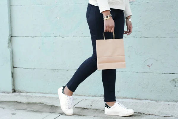 女性の手ショッピング バッグを屋外で開催 ショッピングの女性 消費とライフ スタイルのコンセプト — ストック写真