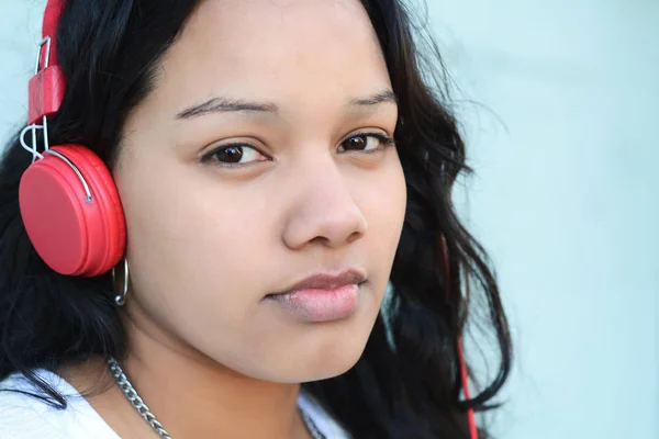 Portrét Mladé Krásné Ženy Poslechu Hudby Červenými Sluchátka Venku — Stock fotografie