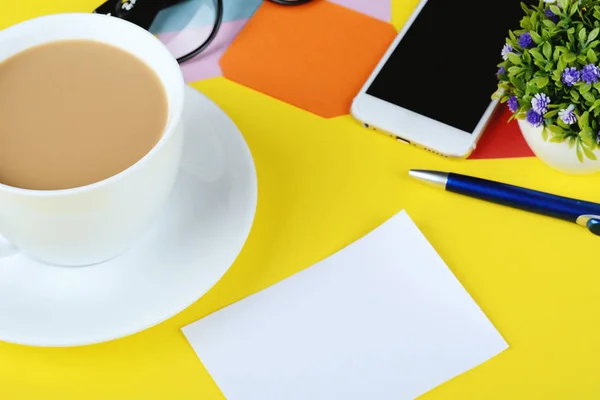 Lege Kaart Met Koffie Mobiele Telefoon Een Gele Achtergrond Zakelijke — Stockfoto