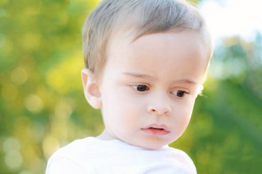 Sevimli bir yaşında bebek çocuk sokakta portresi