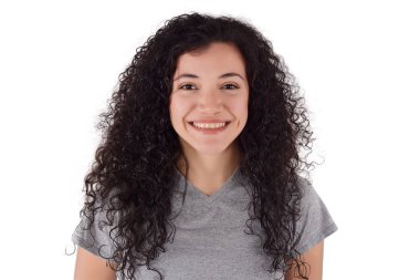 Bir stüdyoda çekici genç latin kadın portresi. İzole beyaz arka plan.