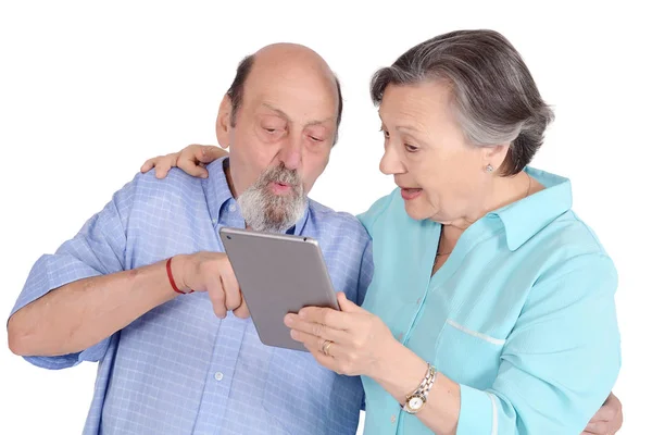 Casal Sênior Chocado Com Tablet Conceito Tecnologia Fundo Branco Isolado — Fotografia de Stock