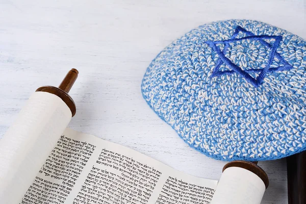 Torá Com Kippah Fundo Madeira Conceito Religião Judaica — Fotografia de Stock