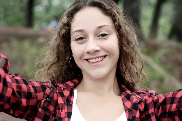 Retrato Una Joven Mujer Hermosa Tomando Selfie Aire Libre — Foto de Stock