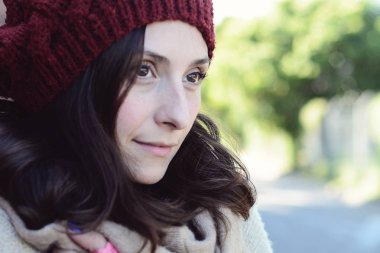 Genç kadın kış portre bir tuğla duvara. Şık kış giysileri giyen Bayan. 