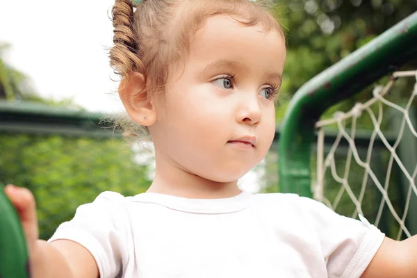 Close Van Portret Van Schattige Babymeisje Het Park — Stockfoto
