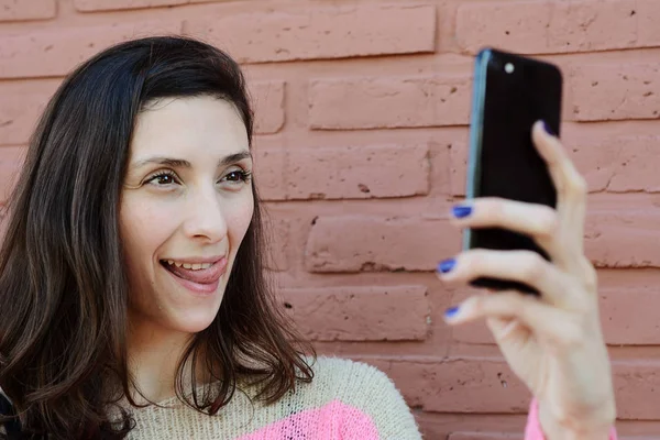 Retrato Una Joven Mujer Hermosa Tomando Selfie Con Teléfono Inteligente —  Fotos de Stock