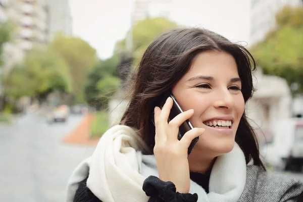 Porträt Einer Jungen Lateinischen Frau Die Auf Ihrem Handy Spricht — Stockfoto