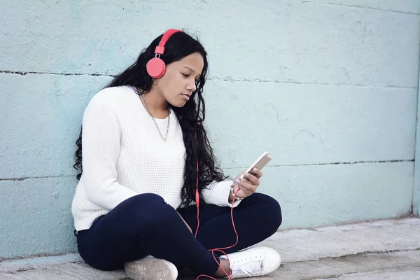 Mulher Bonita Ouvindo Música Usando Seu Smartphone Conceito Tecnologia Cena — Fotografia de Stock