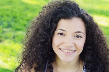 Parkta güzel latin kadın portresi.