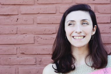 Sokakta genç güzel bir kadın portresi. Açık havada.