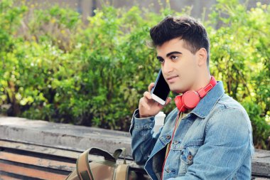 Evet genç latin adam portresi. Açık havada.