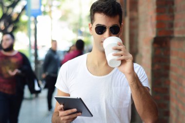 Latin delikanlı tablet Street, dokunmadan.