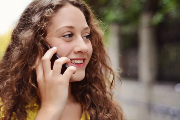 Porträtt Ung Latin Kvinna Talar Hennes Mobiltelefon Utomhus — Stockfoto