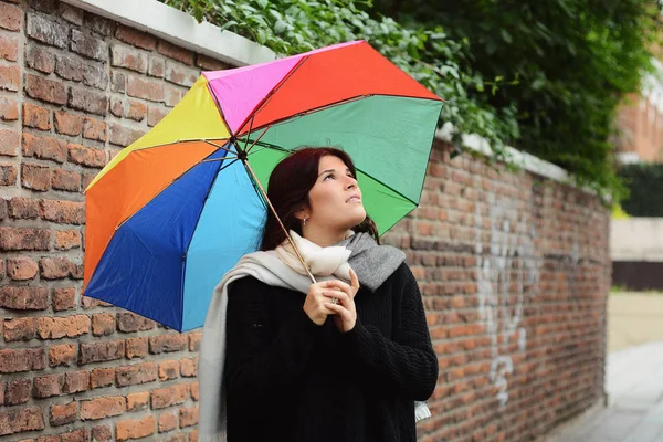 Porträt Einer Schönen Frau Unter Regenbogenschirm Außenbereich — Stockfoto