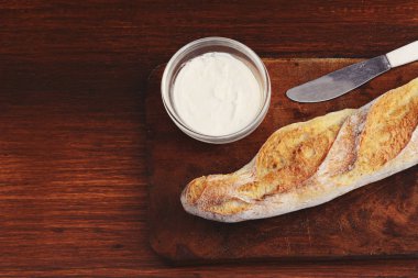 Ahşap tabl üzerinde dalış krem peynir peynir ekmek Üstten Görünüm